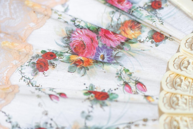Ręcznie wyszywana tkanina z motywem kwiatowym